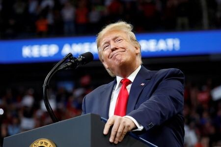 １２月１２日、米議会下院は高齢者が負担する処方薬費用軽減を目指す法案を可決した。写真は１１月、米ケンタッキー州の選挙集会で演説するトランプ米大統領（２０１９年　ロイター/Yuri Gripas）