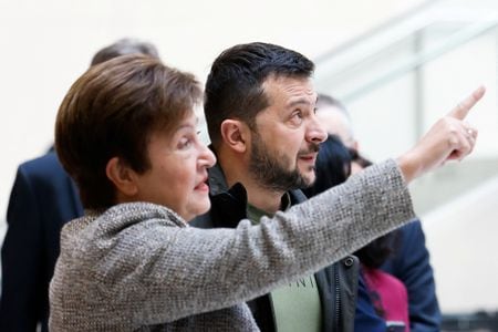 国際通貨基金（ＩＭＦ）のゲオルギエワ専務理事（写真左）は１２日、ロシア経済について、経済成長は大規模な軍事費に支えられているものの、人口の流出と技術不足を受け、厳しい局面を迎えるとの見方を示した。２０２３年１２月撮影（２０２４年　ロイター/Julia Nikhinson）