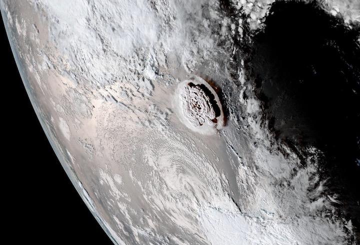 噴煙の高さは58キロに達していた......　GOES-WEST SATELLITE/NOAA/RAMMB/CIRA