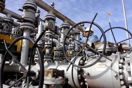 　１２月１２日、イラクのルアイビ石油相は１０日、ロイターとのインタビューに応じ、石油輸出国機構（ＯＰＥＣ）の協調減産に従うと表明した。写真はバスラの製油所で１月撮影（２０１６年　ロイター/Essam Al Sudani）
