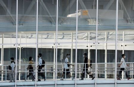 　８月６日、東京都は、都内における新型コロナウイルスの感染者が新たに３６０人確認されたと発表した。都内で３日撮影（２０２０年　ロイター/Kim Kyung-Hoon）