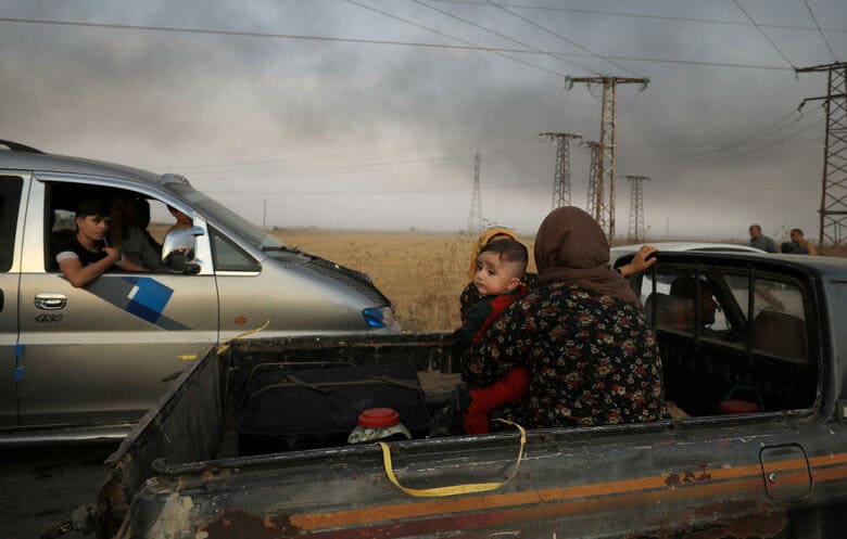 シリア北東部ではトルコの軍事攻撃が始まり、国境地帯の町ラス・アルアラインではクルド人住民が脱出を開始したRodi Said-REUTERS