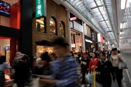 　３月２１日、不動産経済研究所が２１日発表した２月の首都圏（１都３県）新築分譲マンション市場動向によると、平均価格は前年比５．１％上昇の７１２２万円だった。東京２３区は同１．０％上昇の９１１０万円。一方、近畿圏（２府４県）では平均価格が同４６．４％上昇の７３９８万円と首都圏価格を上回った。大阪の商店街、２０１７年撮影（２０２４年　ロイター／Thomas White）