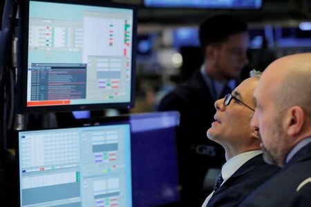 米国株式市場は反発。前週には新型コロナウイルスの感染拡大による影響への懸念から大幅下落していたが、大型ＩＴ（情報技術）株の上昇や予想外に強い内容となった米製造業データに支援され、反発した。ニューヨーク証券取引所で撮影（２０２０年　ロイター/LUCAS JACKSON）