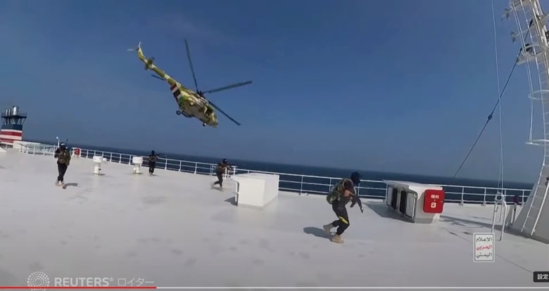 日本郵船が運航する貨物船が紅海でイエメンの親イラン武装組織フーシ派に拿捕（だほ）された問題で、船を所有する英ギャラクシー・マリタイムは、同船が19日にヘリコプターから不法に乗り込まれ、現在はイエメン西部のホデイダ港付近に位置していると明らかにした。写真は船に降り立ったフーシ派のメンバー Reuters Japan / YouTube