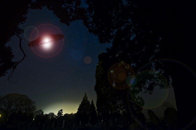 夜空に「光る球体」、空港で「ビーム発射」も…機密解除されたUFO資料第3弾の内容は