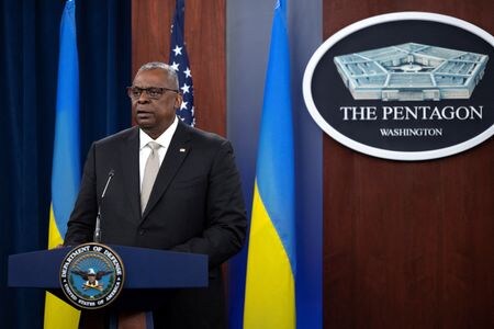 オースティン米国防長官は１９日、カナダで開かれた安全保障フォーラムで演説し、ロシアのウクライナ侵攻は「独裁政治と混乱の可能性のある世界」の到来を予見していると述べた。写真は１１月１６日、バージニア州のペンタンゴンで撮影（２０２２年　ロイター/Tom Brenner）