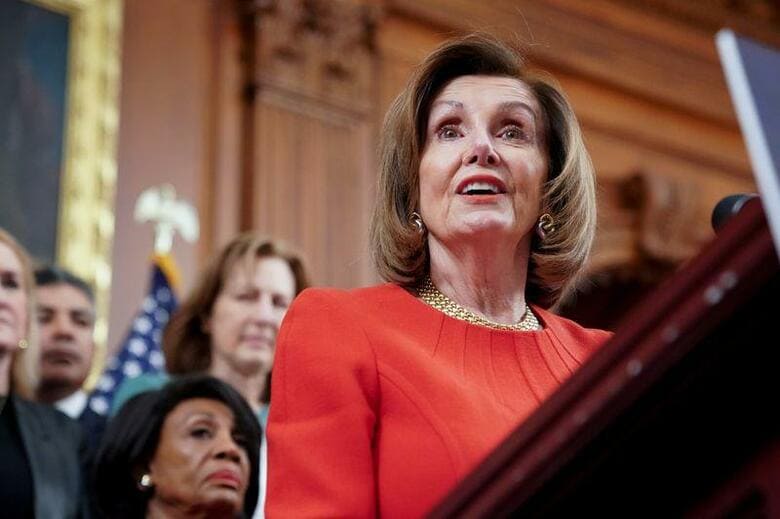 ペロシ米下院議長は1月5日、週内に下院で戦争遂行権限決議案を上程する方針を示した。イランを巡るトランプ大統領の軍事行動の制限が目的。12月撮影（2020年　ロイター/Erin Scot）