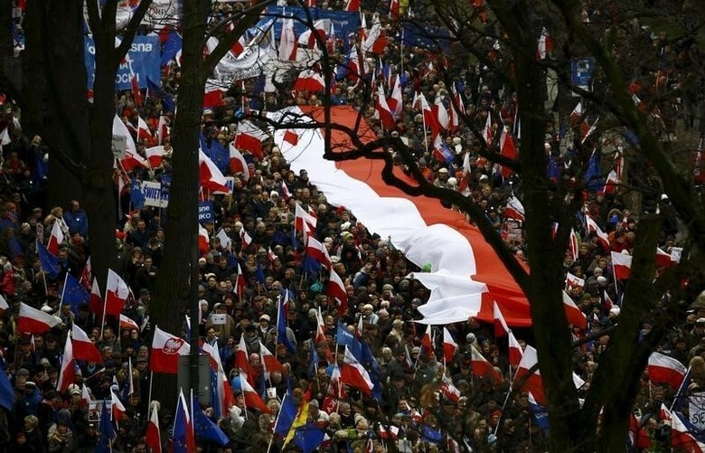３月１２日、ポーランドの首都ワルシャワで、数万人のデモ隊が大統領宮殿に向かって行進し、同国政府が憲法を尊重することを要求した。（２０１６年　ロイター／Kacper Pempel ）