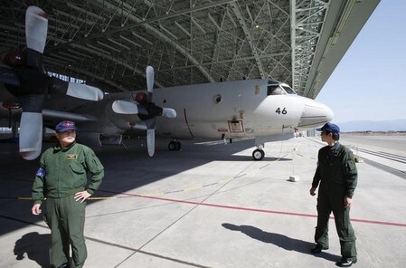 　９月１２日、海上自衛隊は、Ｐ－３Ｃ哨戒機をフィリピンに派遣し、１３日から同国海軍と南シナ海で訓練を行うと発表した。中国が人工島を造成する南沙諸島に近い海域だが、村川豊・海上幕僚長は「一般的な捜索救難訓練。航行の自由作戦とは関係ない」としている。写真は海上自衛隊鹿屋航空基地で昨年３月撮影（２０１７年　ロイター／Tim Kelly）
