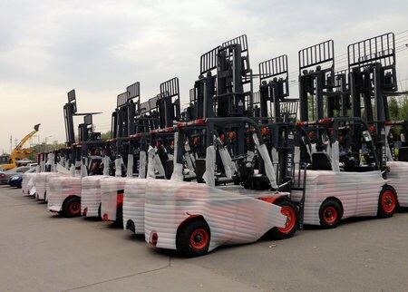 　５月６日、掘削機やブルドーザーなどの建設機械の中国内販売台数は、月間ベースで過去２年間減少が続いていたが、２０１６年１─３月になるとようやくプラスに転じた。写真の建設機械は北京郊外で４日撮影（２０１６年　ロイター／Fang Yan）