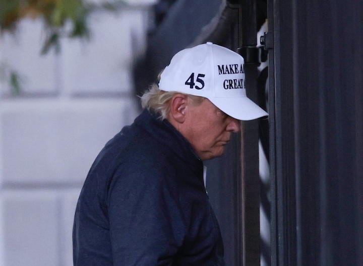 11月7日、ゴルフからホワイトハウスに戻ったトランプ大統領。バイデンへの政権移行をじゃまする時間はまだ2カ月以上残されている　Carlos Barria-REUTERS