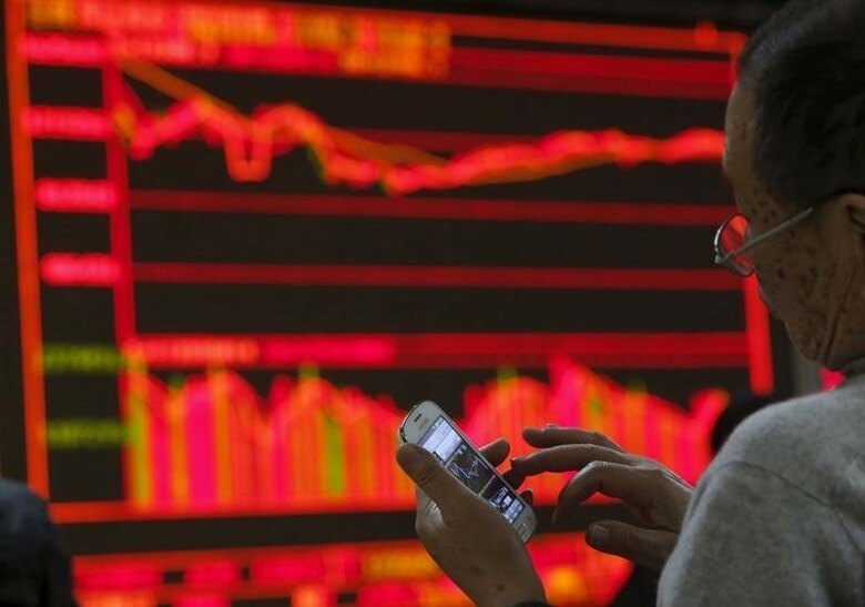 １月６日、中国の株式市場では、投資家や証券会社の間でモバイルメッセージアプリなどソーシャルメディアの利用が急速に広がり、当局が取引を監視したり違法な動きを取り締まる上で障害となっている。写真は北京で５日撮影（２０１６年　ロイター/Kim Kyung-Hoon）