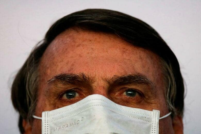 ブラジルのボルソナロ大統領(写真)は、新型コロナウイルス感染拡大抑制のために実施されたロックダウン(都市封鎖)はブラジル経済を「窒息させており、殺しつつある」と述べた。ブラジリアで撮影(2020年　ロイター/Adriano Machado)