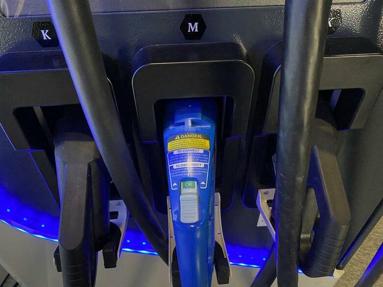 ノルウェーの2021年の自動車販売は、電気自動車（EV）が全体に占める割合が3分の2近くに達した。写真は充電中のEV、2021年11月にオスロで撮影（2022年　ロイター/Victoria Klesty）