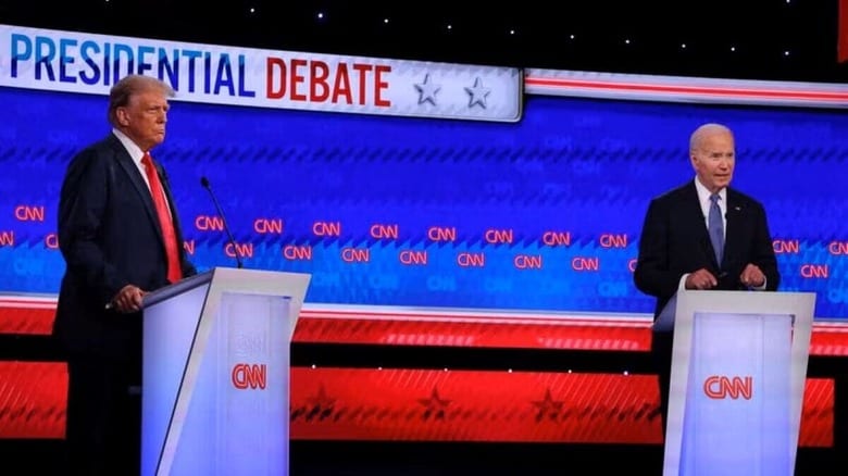 バイデン米大統領が６月２７日の大統領選討論会で「大失敗」した背景には、最上級顧問らによる一連の判断ミスがあったとみられることが、民主党関係者や献金者、現・元側近らの話で明らかになった。写真はアトランタで討論会に臨むバイデン氏（右）とトランプ氏（２０２４年　ロイター/Brian Snyder）