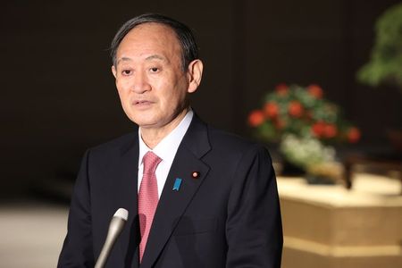 菅義偉首相は３日の参院予算委員会で、緊急事態宣言の発令期限を７日に迎える首都圏１都３県で解除するかどうかの最終判断について「もうぎりぎりに来ていることも事実」と述べた。写真は今月２日、首相官邸で記者団の質問に答える菅首相。（２０２１年　時事通信社）