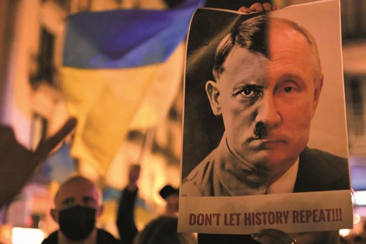 「歴史を繰り返すな」と訴えるスペインでのデモのプラカード　NACHO DOCEｰREUTERS