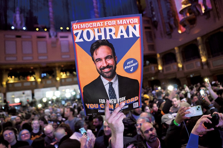 11月4日の投開票日の夜に行われたマムダニ支持者の集会　MICHAEL M. SANTIAGO/GETTY IMAGES