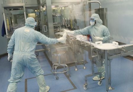 新型コロナウイルスのオミクロン型変異株に関連した感染第３波に見舞われている南アフリカで、重症化した症例は入院患者の約３割にとどまっていることが分かった。これまでの２波の初期段階では６割以上が重症化していた。１０月撮影（２０２１年　ロイター/Siphiwe Sibeko）