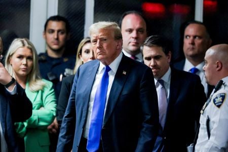 　トランプ前米大統領（写真中央）に対する有罪評決を受け、共和党の大口献金者が３０日、相次いで同氏に多額の寄付を表明した。写真は評決が出され、ニューヨークの裁判所を後にするトランプ氏。代表撮影（２０２４年　ロイター）