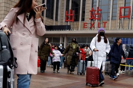 　２月１８日、中国文化観光省が公表したデータによると、春節（旧正月）に伴う大型連休（１０─１７日）の国内観光収入は６３２７億元（８７９億６０００万ドル）だった。北京で撮影（２０２４年　ロイター/Florence Lo）