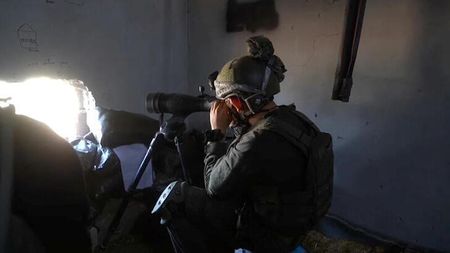 イスラエル国内治安機関シャバクのバー長官は、たとえ数年かかろうともイスラム組織ハマスの幹部をレバノンやトルコ、カタールで暗殺するとの方針を表明した。イスラエル公共放送ＫＡＮが３日、長官の音声を放映した。画像はガザで活動するイスラエル軍の関係者。イスラエル軍提供動画から（２０２３年　ロイター／Israel Defense Forces/Handout via REUTERS）