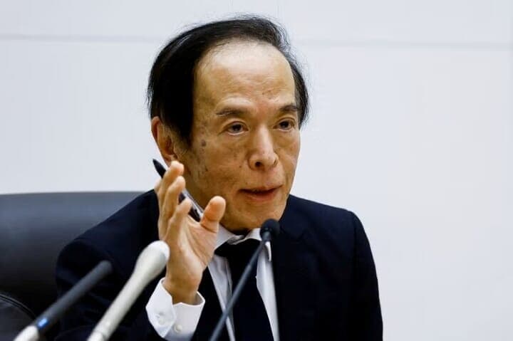 １月２４日、日銀の植田和男総裁（写真）は金融政策決定会合後の会見で「現在の実質金利は極めて低い水準にある」との認識を示し、今後も日銀の経済・物価見通しが実現していけば、それに応じて政策金利を引き上げ、金融緩和度合いを調整していくことに変わりはないと述べた。日銀本店で同日撮影（２０２５年　ロイター/Issei Kato）