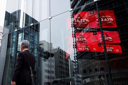 　１１月１７日、日本株は１０月の調整局面を経て急激な戻り相場を演じている。都内の株価ボード前で３月撮影（２０２３年　ロイター/Androniki Christodoulou）