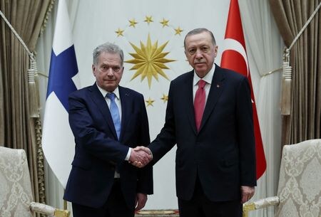 トルコ議会は、フィンランドの北大西洋条約機構（ＮＡＴＯ）加盟を認める法案を承認した。写真はフィンランドのニーニスト大統領（左）とトルコのエルドアン大統領（右）。３月１７日、アンカラで撮影（２０２３年　ロイター/Murat Cetinmuhurdar/Presidential Press Office/Handout via REUTERS）