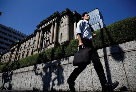 　９月１４日、複数の関係筋が明らかにしたところによると、日銀は２０、２１日の金融政策決定会合で、マイナス金利付き量的・質的金融緩和（ＱＱＥ）政策の枠組みを修正する可能性がある。写真は日銀本店。７月撮影（２０１６年　ロイター/Kim Kyung-Hoon/File Photo）