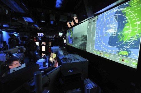 　８月１９日、空調の効いた韓国の地下バンカーや軍事基地で、戦車ではなくパソコンのキーボードを使って行われる米韓合同軍事演習について、北朝鮮は戦争の予行演習だと非難している。写真は２０１０年１１月、米韓合同演習に参加した米空母ジョージ・ワシントンの艦内（２０１７年　ロイター）