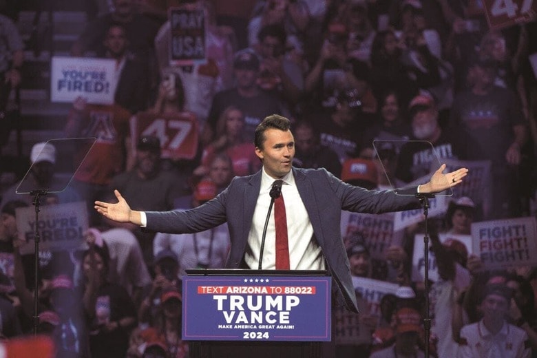 2024年米大統領選でトランプ支持の熱弁を振るったカーク　REBECCA NOBLE／GETTY IMAGES