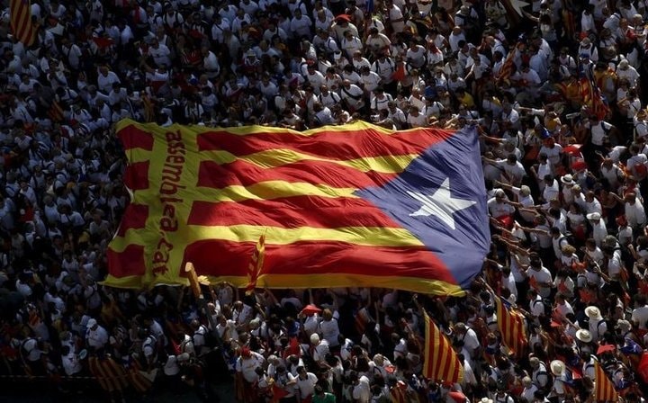 スペイン・カタルーニャ自治州のプチデモン州首相は２８日、スペインからの分離独立を問う住民投票について、中央政府の合意がない場合でも来年実施する考えを示した。写真はカタルーニャ離脱派の集会。バルセロナで昨年９月撮影（２０１６年　ロイター／Albert Gea/File Photo）