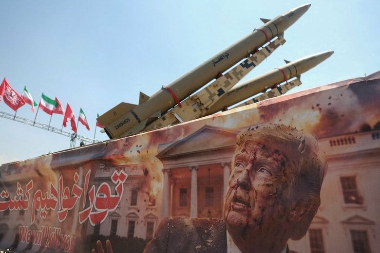 イランのミサイルシステムとトランプを描いた横断幕（7月30日、テヘランのアザディ広場）Majid Asgaripour/WANA (West Asia News Agency) via REUTERS