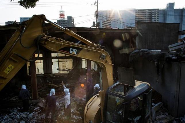 ３月９日、法務省入国管理局は８日、２０１６年に外国人技能実習制度実施機関に、不正行為があったと通知した事例が、３８３件だったと発表した。件数は現行制度が施行された２０１０年以降で最多。写真は都内の建設現場で働くクルド人ら。都内で２０１５年１０月撮影（２０１７年　ロイター／ Thomas Peter）