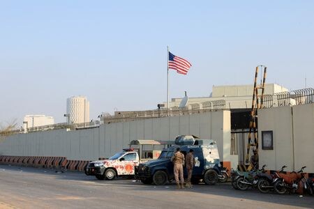 イランの最高指導者ハメネイ師が米国とイスラエルによる攻撃で死亡したことに抗議するデモ隊が週末、パキスタン南部カラチの米国領事館に押し入った際、米海兵隊がデモ隊に発砲したと、米当局者２人が２日明らかにした。写真は米国領事館(２０２６年　ロイター/Akhtar Soomro)