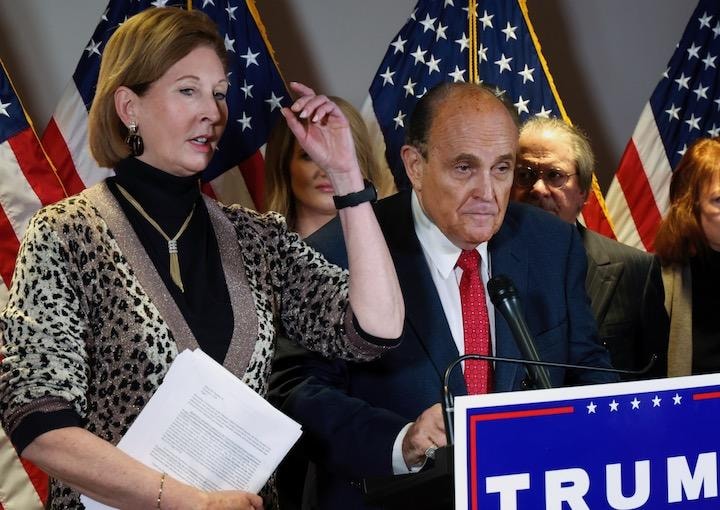 トランプ陣営だったシドニー・パウエル弁護士とルドルフ・ジュリアーニ元NY市長　REUTERS/Jonathan Ernst