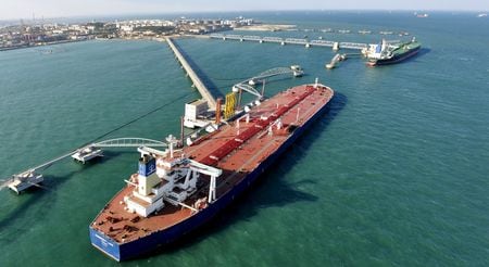 中国税関総署が１４日に発表した貿易データによると、３月の中国の原油輸入量は、イラン産原油の輸入急増とロシア産原油の回復に後押しされる形で、１─２月から急回復し、前年同月比で５％近くも増加した。写真は原油を輸入する港の様子。２００８年撮影（２０２５年　ロイター／Stringer）