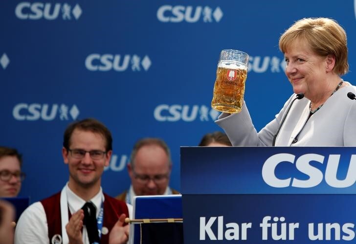 ５月２９日、戦後秩序の変化を巡るメルケル独首相の２８日の発言はいつになく率直だった。トランプ米大統領への不満が高まる一方、フランスのマクロン新大統領と欧州改革で協調する決意を固め、メルケル氏が自らの立場をはっきりさせたという。写真はミュンヘンで２８日撮影（２０１７年　ロイター/Michaela Rehle）