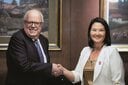 フリオ・ベラルデ総裁とケイコ・フジモリ大統領　ANGELA PONCEーREUTERS