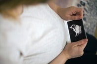 身に覚えのない妊娠？ 10代の少女、みるみる膨らむお腹の写真を公開...病院で下った驚きの診断は？