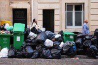 年金の受給開始年齢の引き上げにフランス国民が怒り爆発、「花の都」は「ゴミの都」に