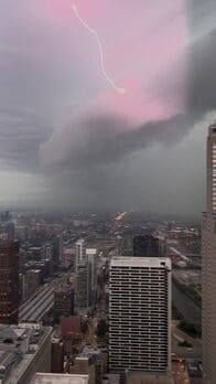 米中西部で暴風雨、少なくとも2人死亡　数十万世帯が停電