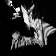 24歳イラン人写真家のストールン・モーメント