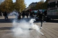 デモであれるフランス、パリやニースなどに夜間外出禁止令…首相は極左勢力の暴動関与を非難