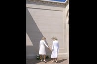 【動画】英カミラ王妃、仏マクロン大統領夫人の「手を振りほどいた」気まずい瞬間がカメラに収められてしまう