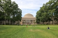 世界大学ランキング、日本勢は「東大・京大」含む63％が順位落とす...米英独とともに「ワースト4」に