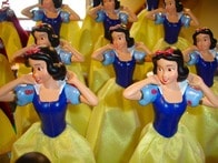 【クイズ】実写版『白雪姫』でアニメ版から変更されていない点はどれ？