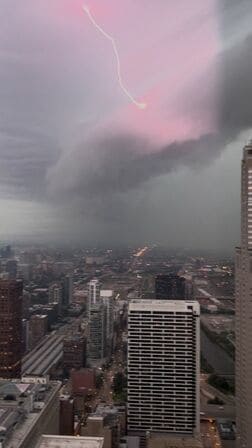 米中西部で暴風雨、少なくとも2人死亡　数十万世帯が停電